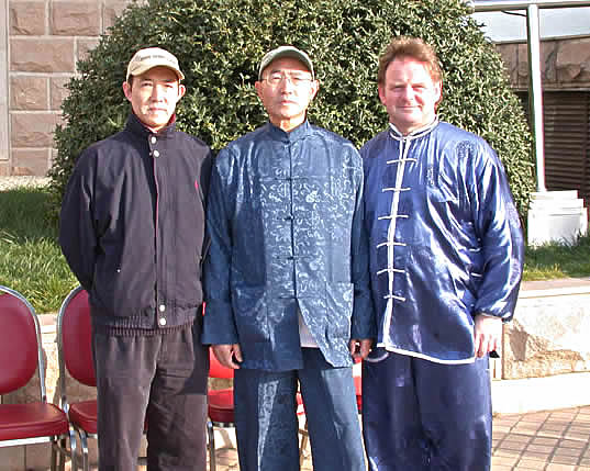 Von links nach rechts: die beiden Organisatoren Meister Dr. Gordon Xu, sein Bruder Meister George Xu und Volker Jung nach dem Fotoshooting am Ende des 2004er Camps