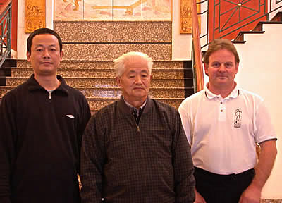 Von links nach rechts: Meister Wu Ji, Großmeister Qing Zhong Bao und Volker Jung am Ende des 10 tägigen Workshops im Dezember 2004