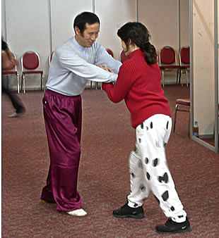 Meister Xu Guo Chuang mit einer Schülerin während des Seminars